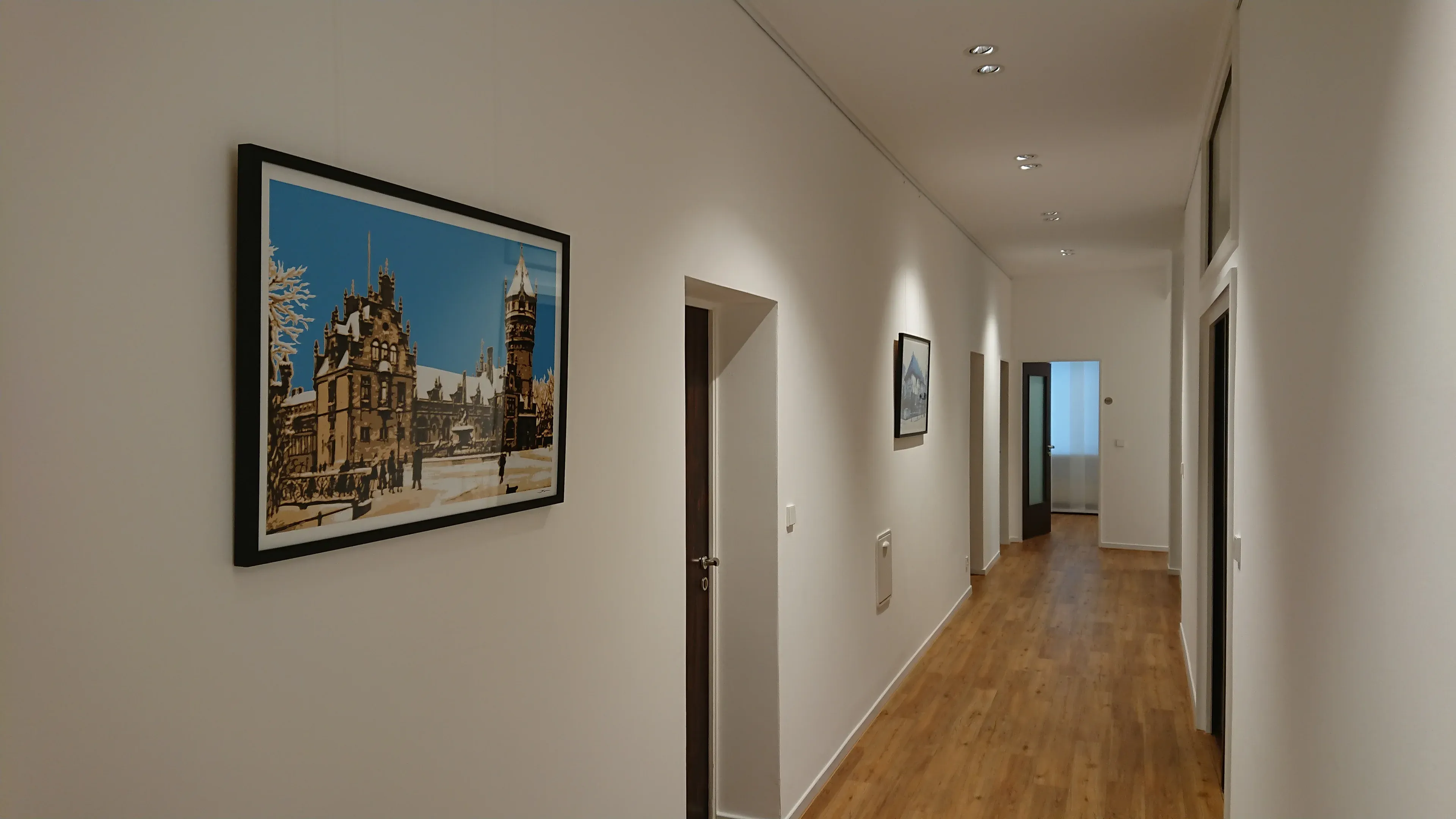 Flur einer Kanzlei in Hannover, an der Wand ein gerahmtes Werk von John Layers